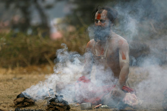 الأدخنة تتصاعد خلال احتفالات مهرجان ماها شيفاتارى بنيبال