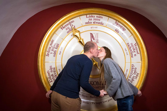 قبلات أمام ساعة الحب ميتر فى سلوفاكيا