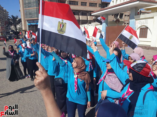 العلم المصرى يرفرف في مسيرة في حب مصر