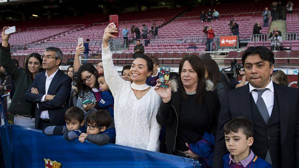 زوجة كوتينيو بالزى الأبيض تقوم بتصوير زوجها خلال تقديمه لاعباً برشلونة