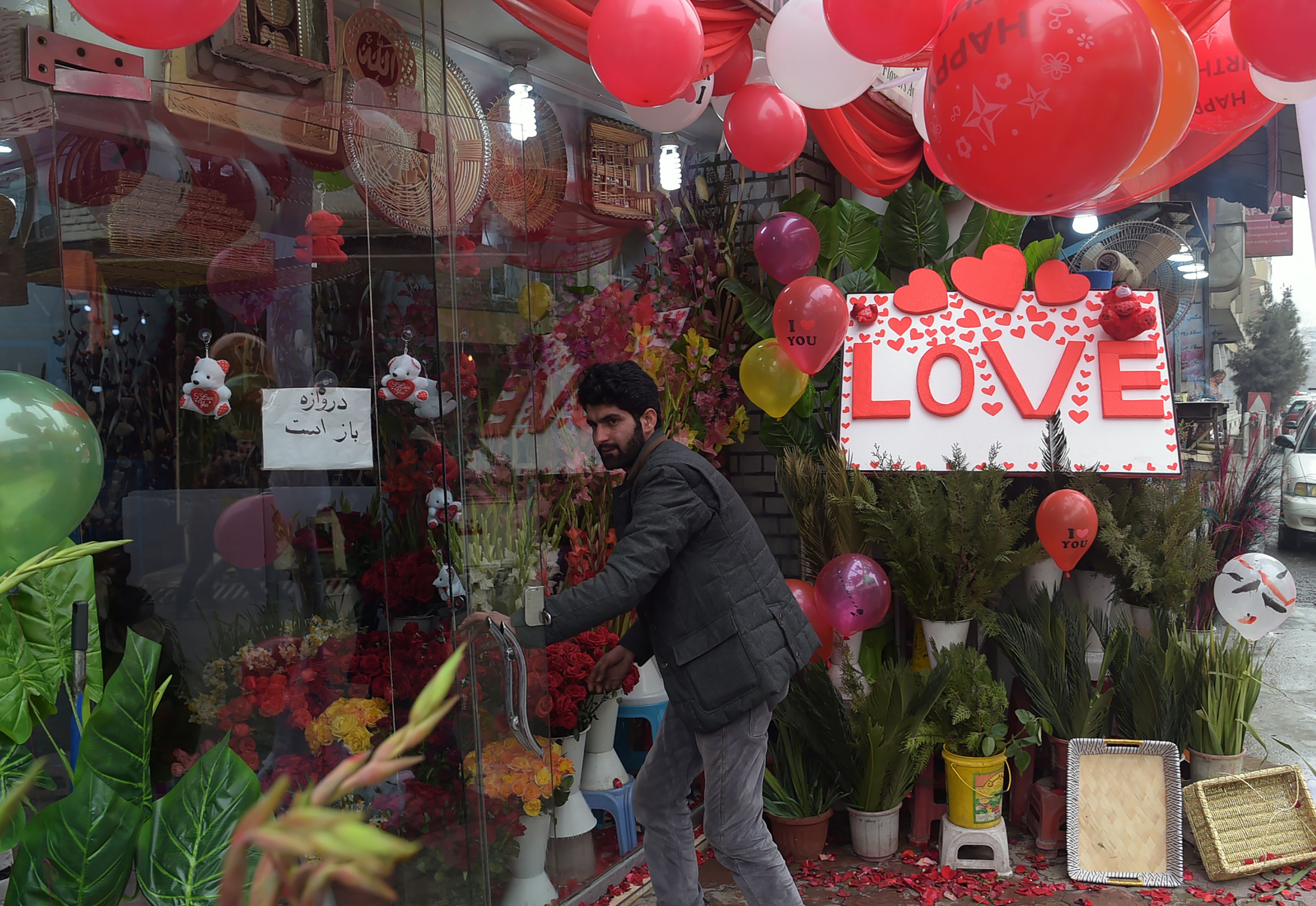 أحد المتاجر تتزين بالقلوب والورود بالتزامن مع انطلاق عيد الحب