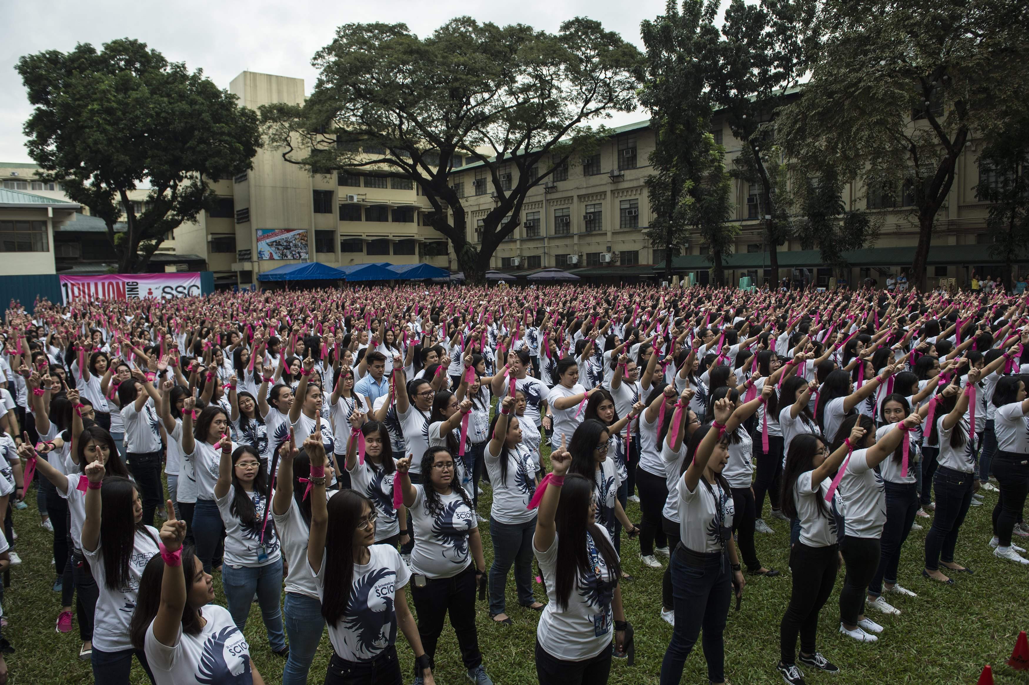 طالبات طلاب كلية سانت شكولاستيكا يحتفلون بعيد الحب فى الفلبين