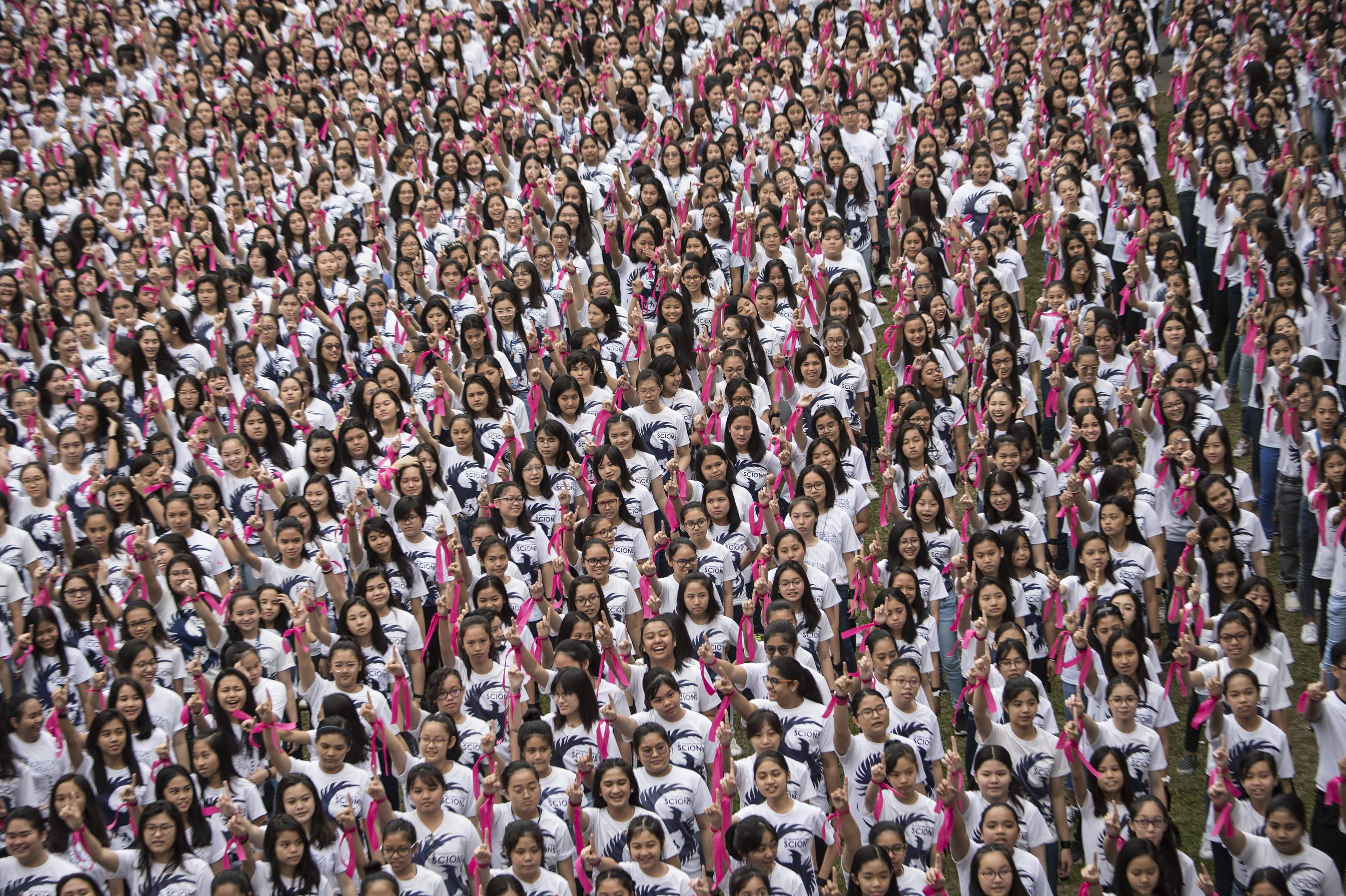 آلاف الفتيات بكلية فى الفلبين يحتفلون بعيد الحب