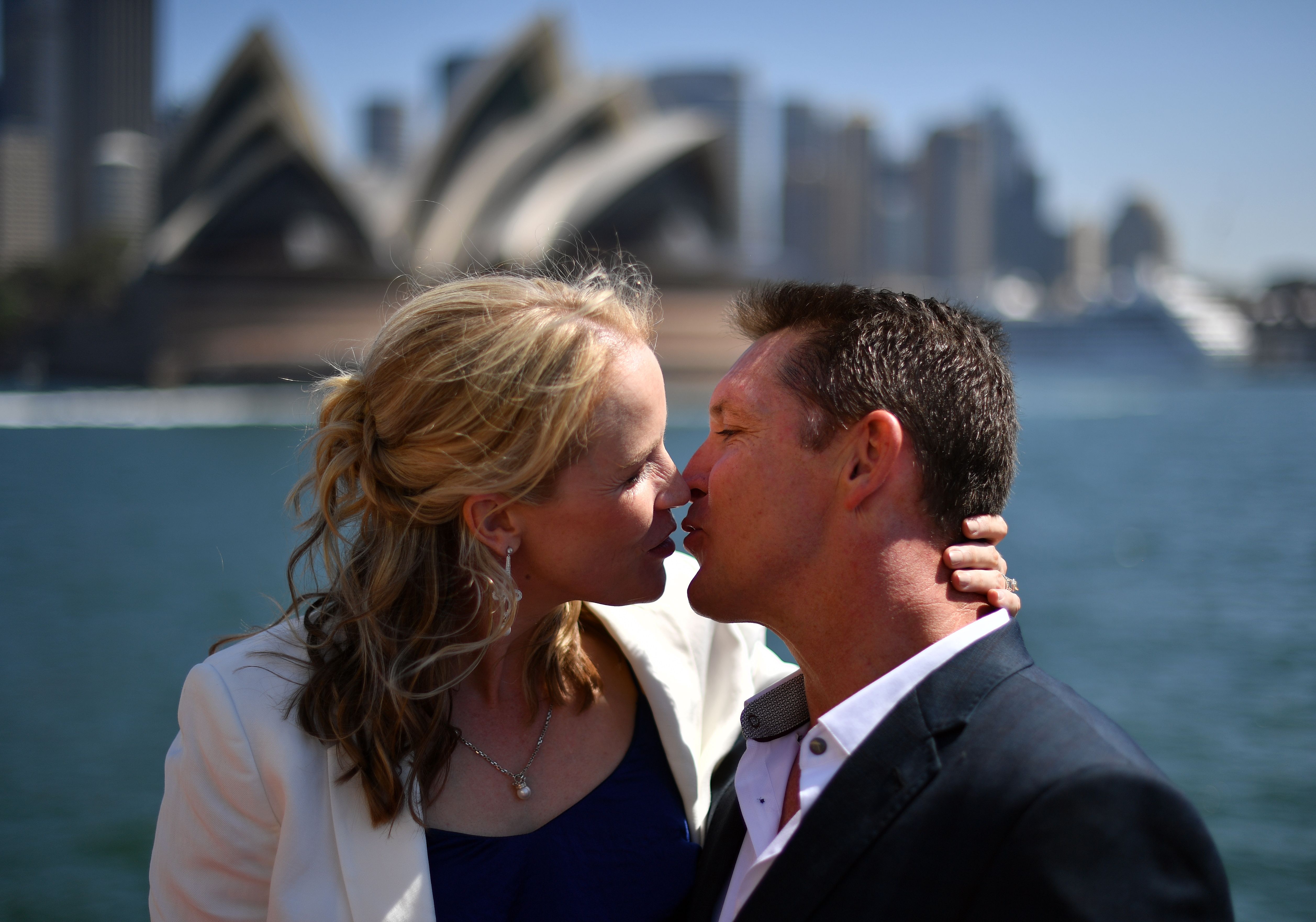 قبلة  حارة بين زوجين أمام دار الأوبرا الأسترالية فى سيدنى