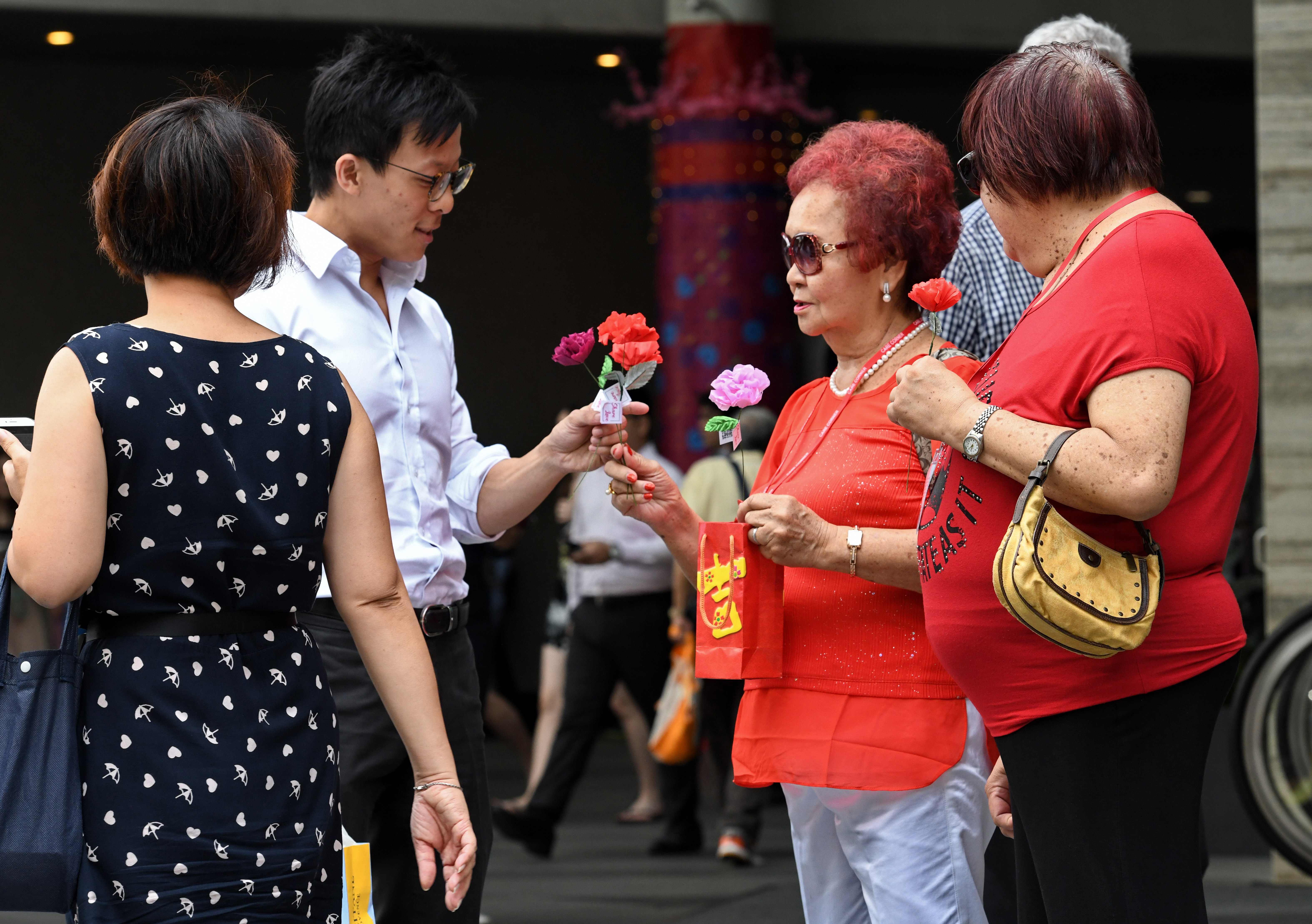 رجل يهدى امرأة وردة فى سنغافورة