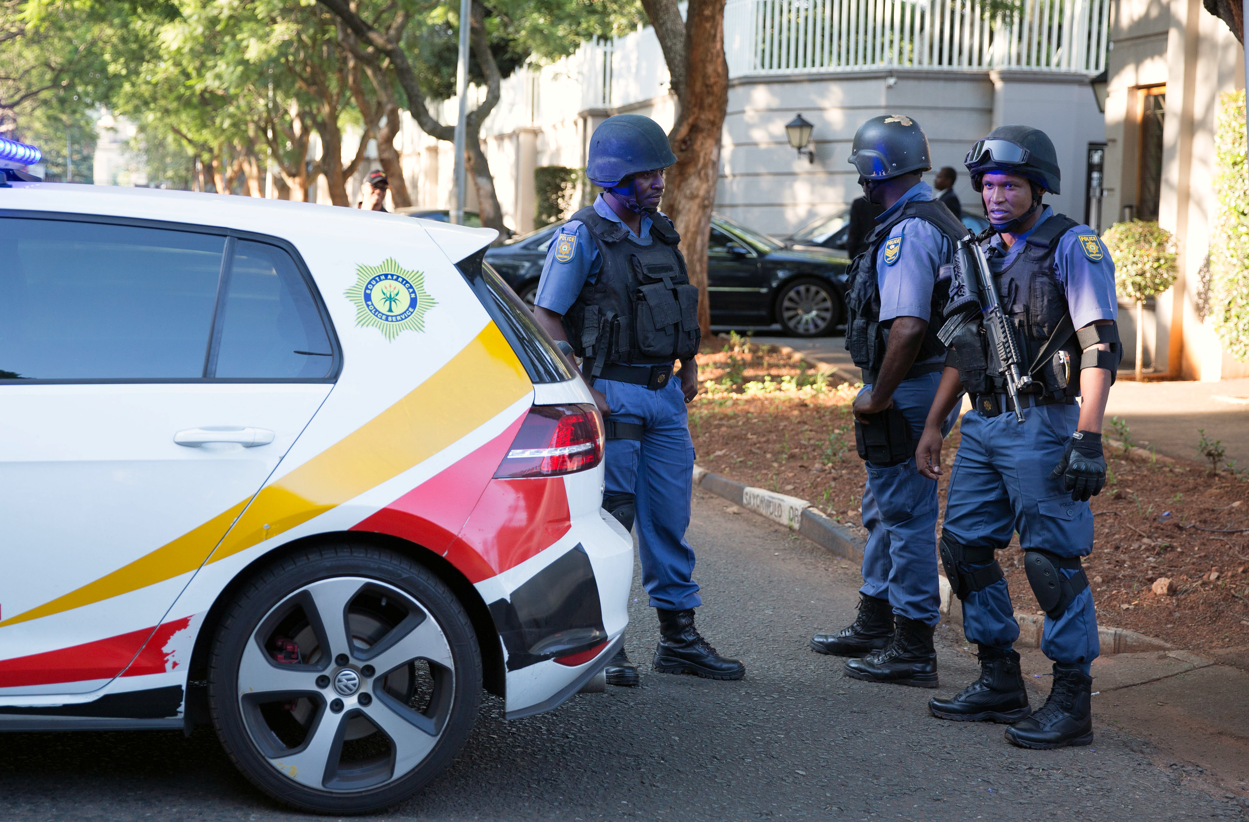 شرطة جنوب أفريقيا تداهم مجمع سكنى على علاقة بالرئيس زوما