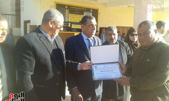       مدير الإدارة التعليمية يكرم الطلاب