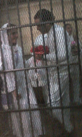 محمد حسنين وبوكية الورد لزوجته اثناء المحاكمة