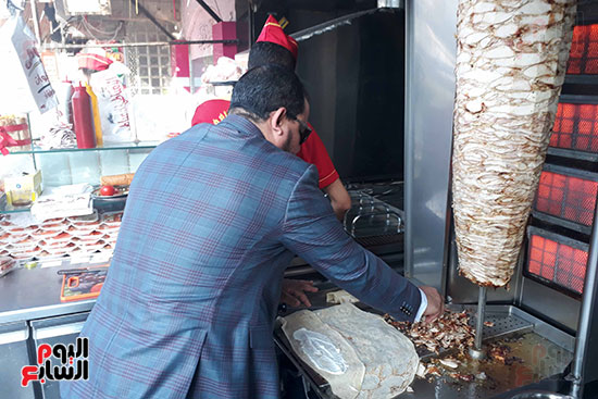 صاحب المحل يشارك في شاورما عيد الحب