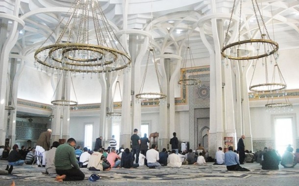 مسلمون داخل مسجد روما