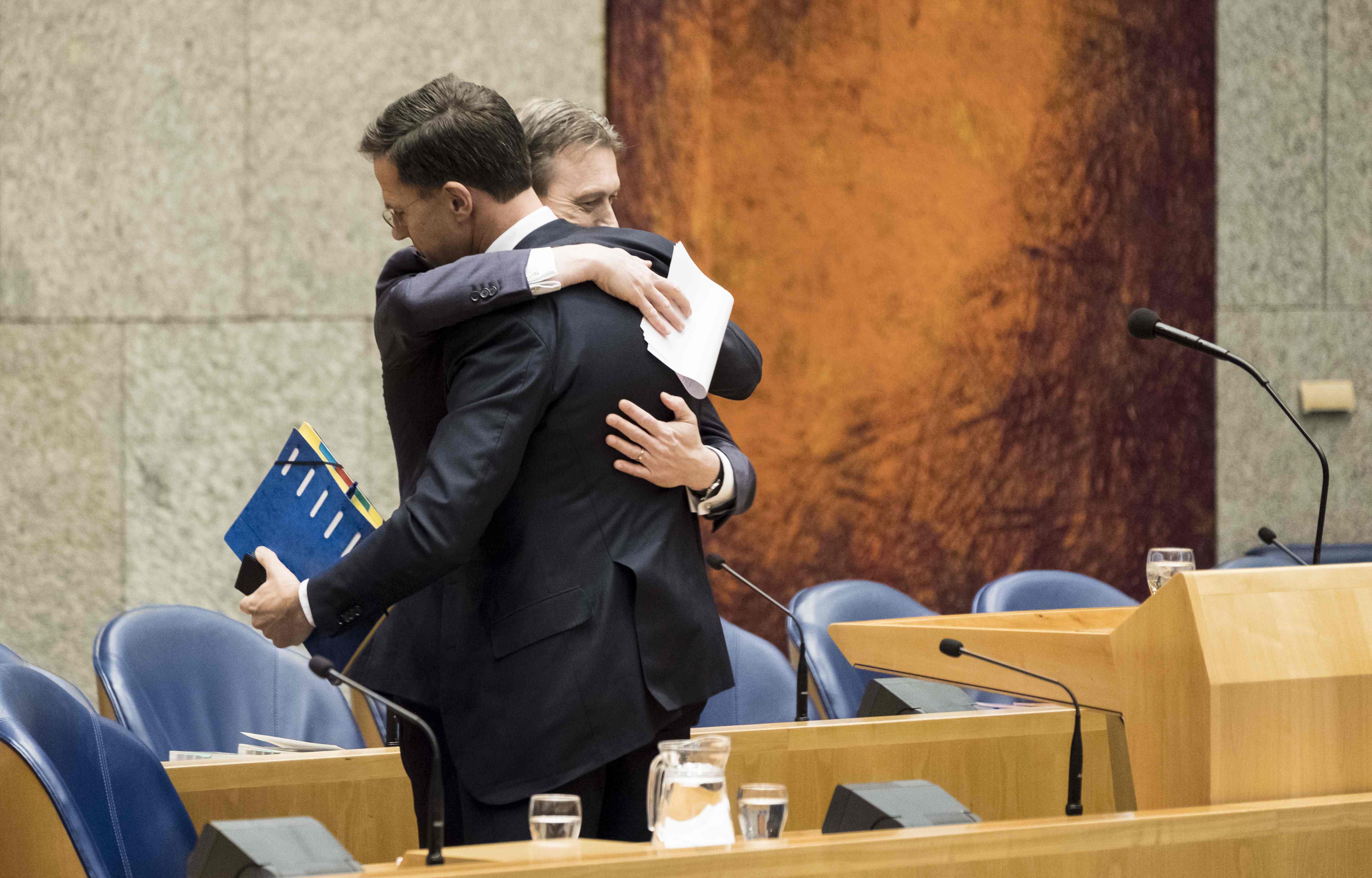 وزير الخارجية الهولندي هالب زيجلسترا يعانق رئيس الوزراء مارك روت