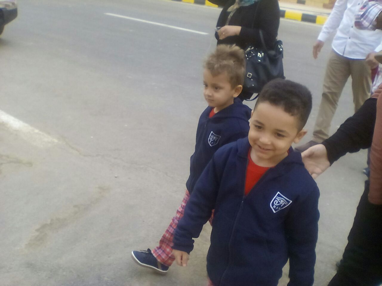سعادة الطلاب بدخول المدرسة فى اول يوم بمدينة طيبة