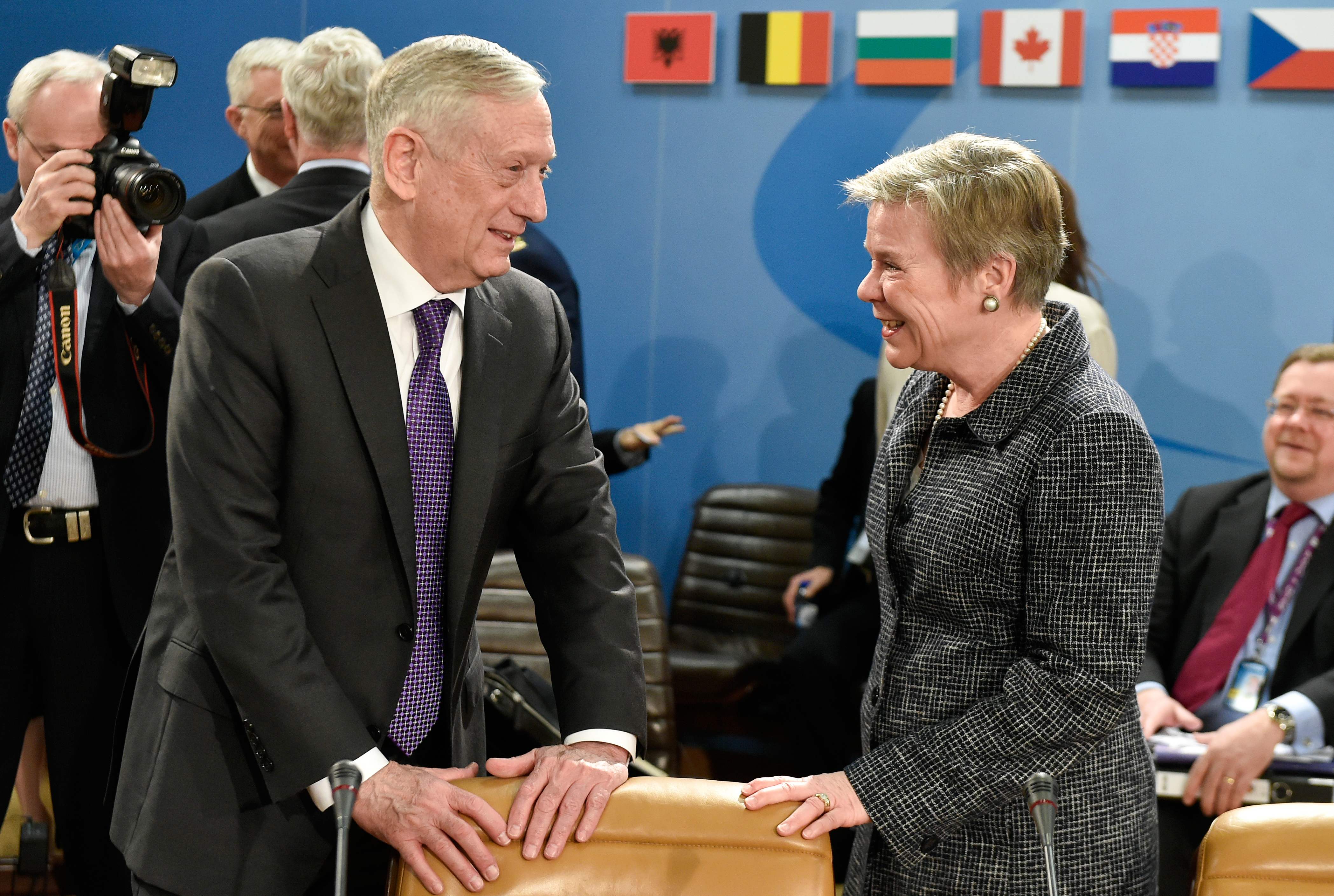 نائبة رئيس الناتو تلتقى وزير الدفاع الأمريكى