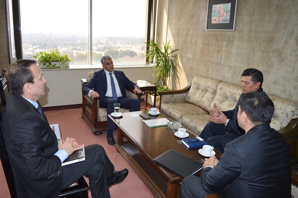 محمد يوسف المدير التنفيذى لجمعية رجال الأعمال وحديث ودى مع سفير جمهورية أوزبكستان