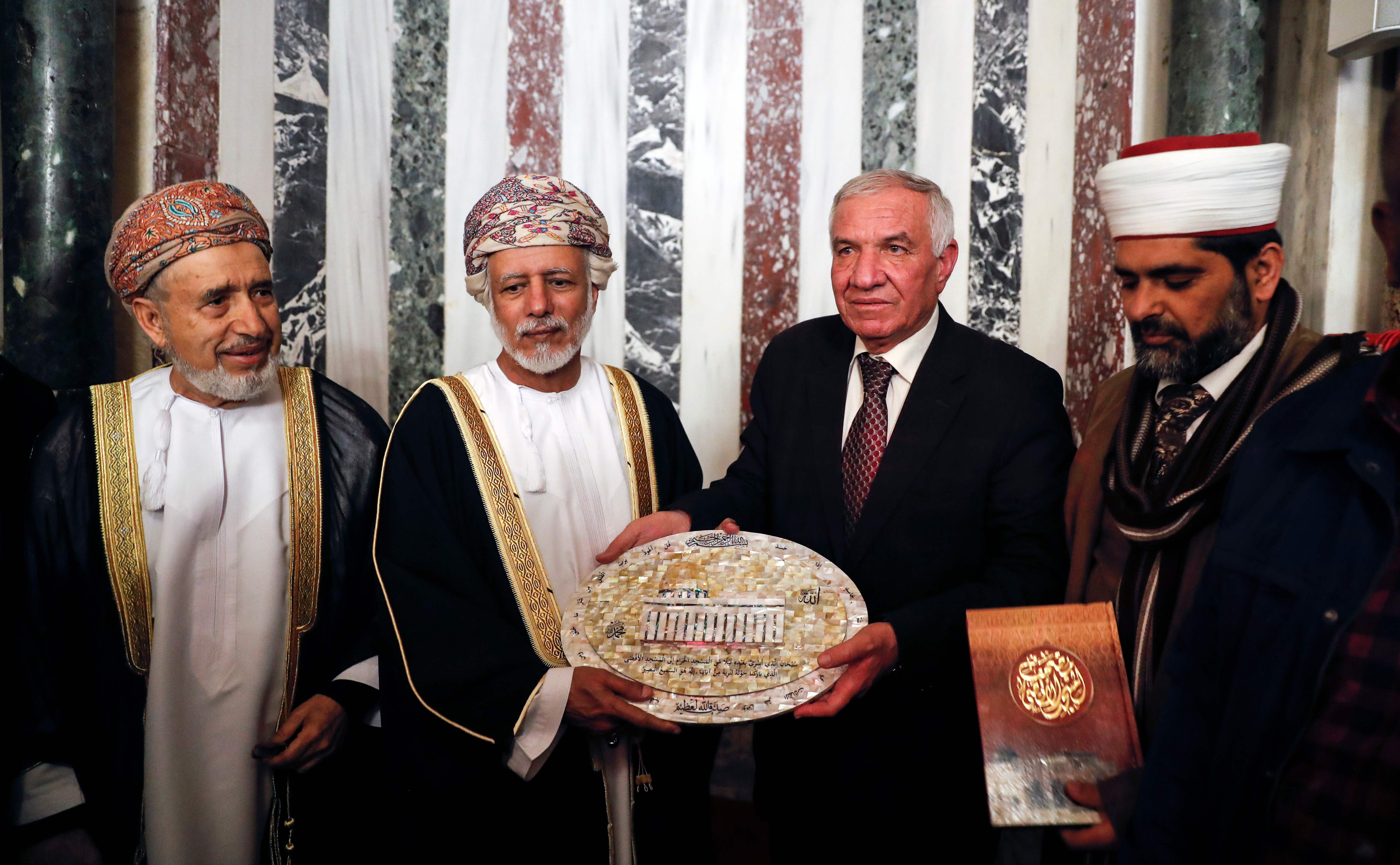 الوزير العماني يحمل لوحة تجسد المسجد الأقصى