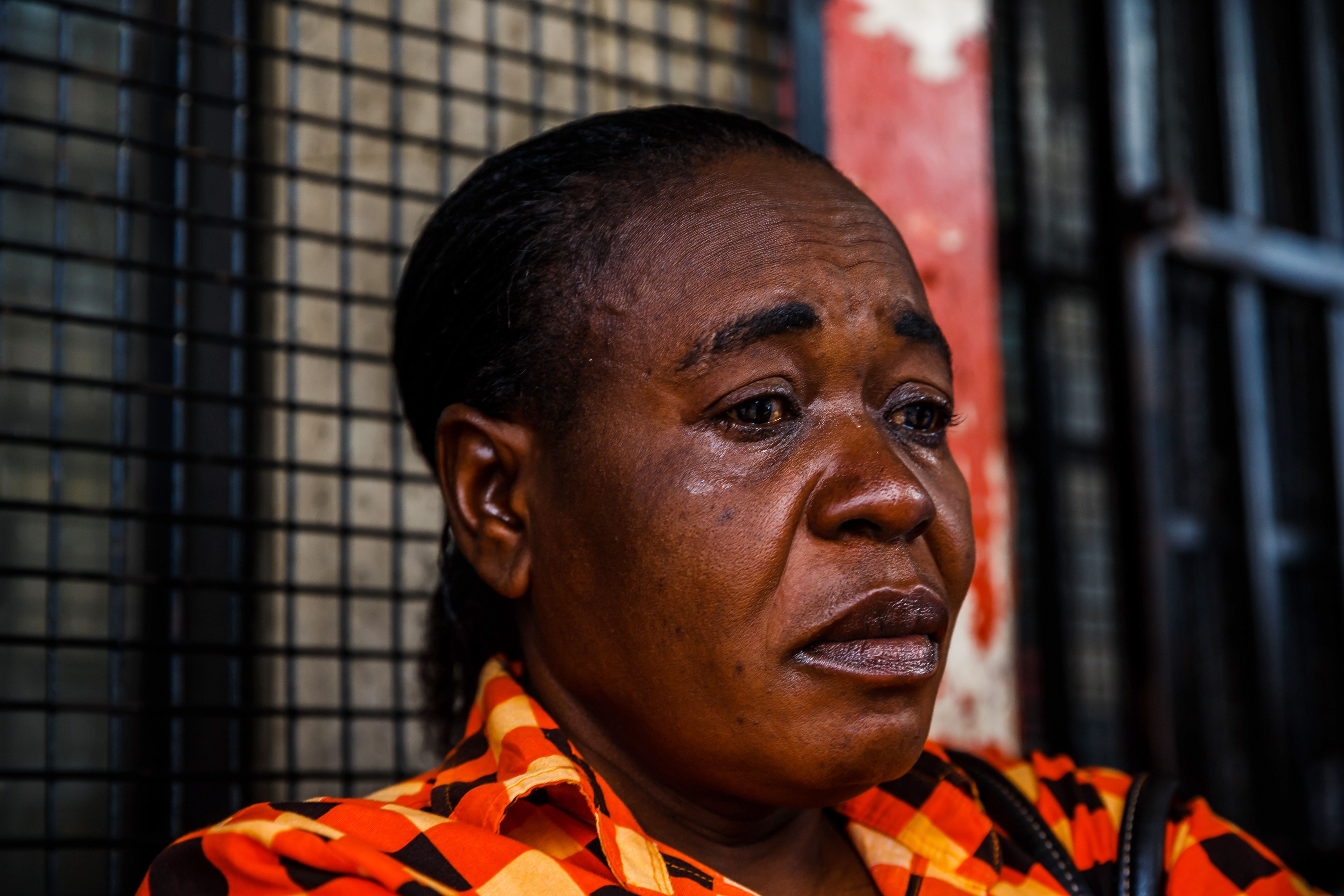 سيدة تبكى على وفاة زعيم المعارضة الزيمبابوية