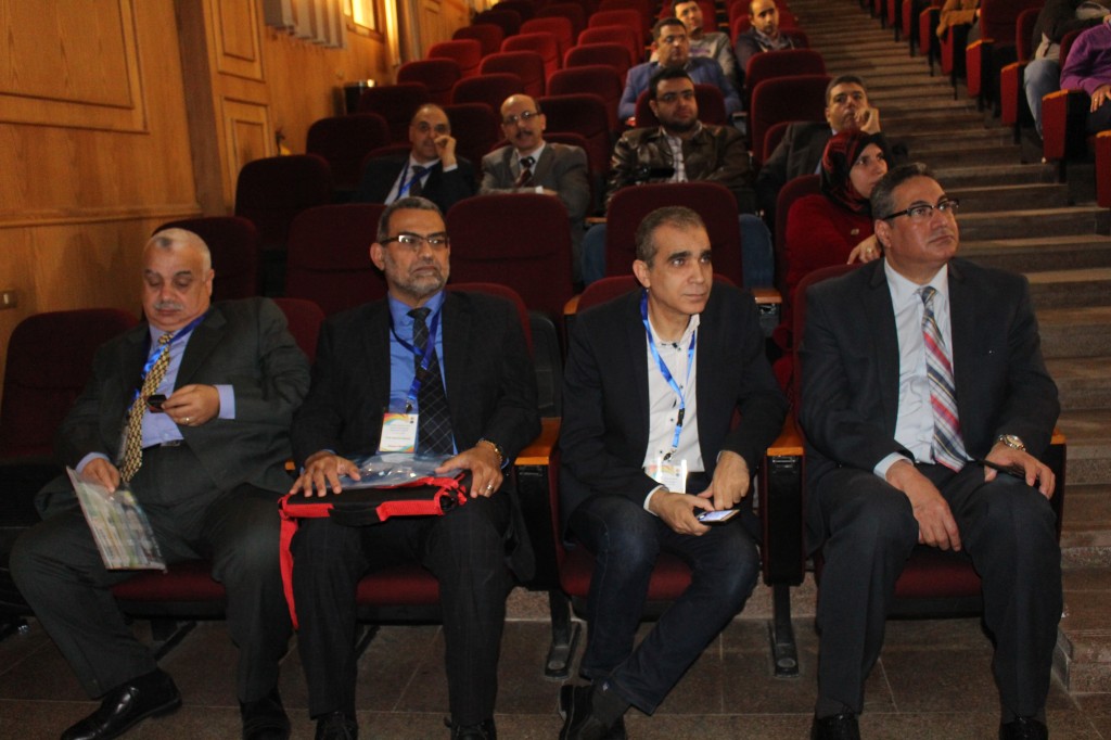 الحاضرين والاستماع الى المتحدثين بالمؤتمر 