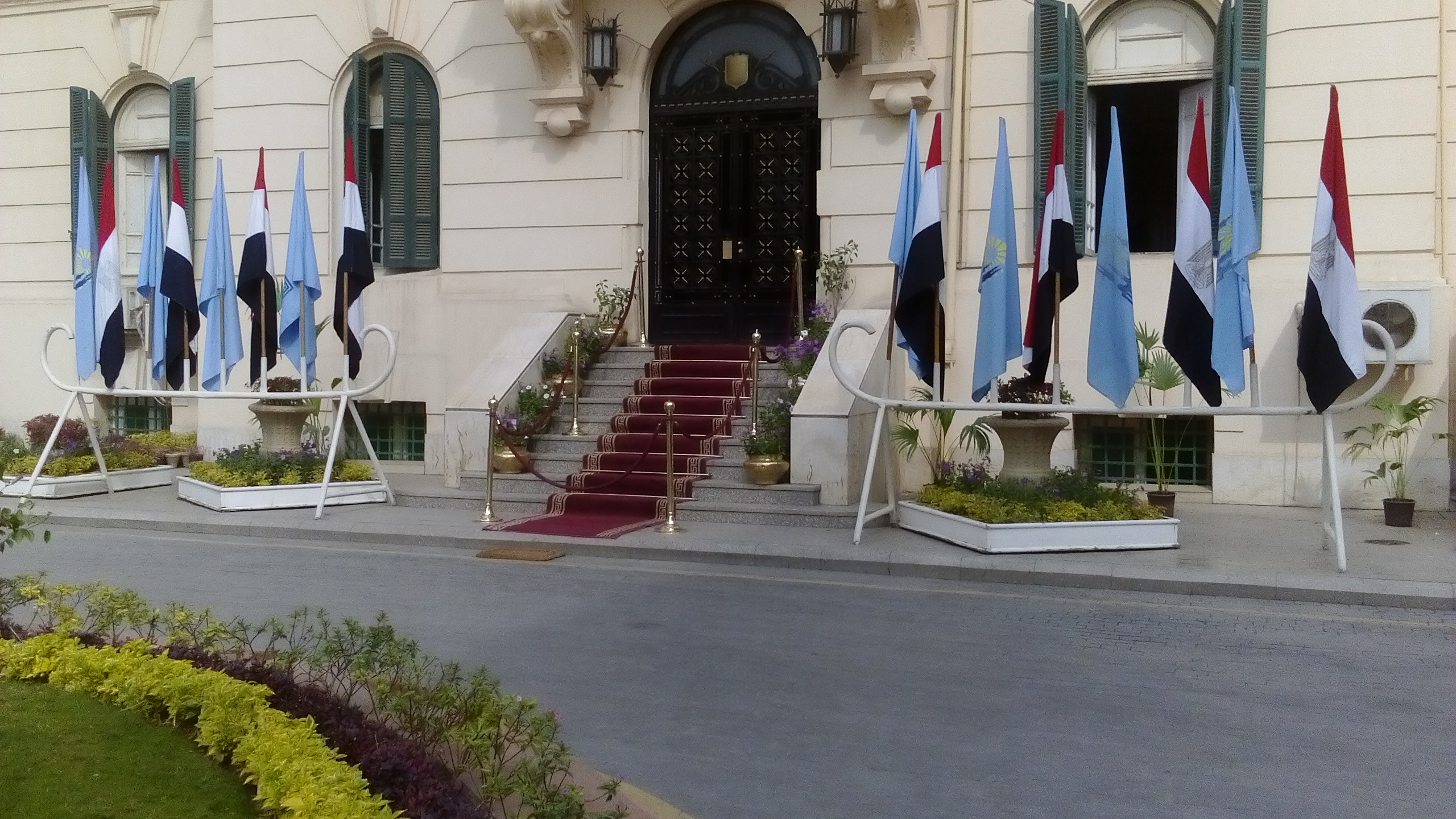 الأعلام تزين مدخل ديوان محافظة القاهرة فى استقبال وزير التنمية المحلية