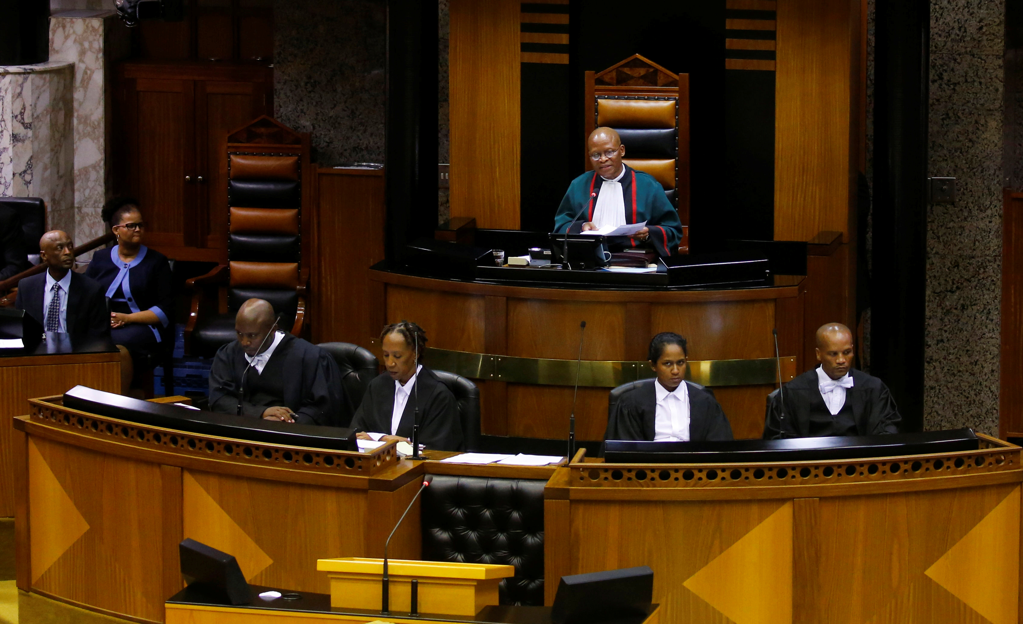 رئيس القضاة موجوينج يتحدث فى البرلمان قبل أداء اليمين