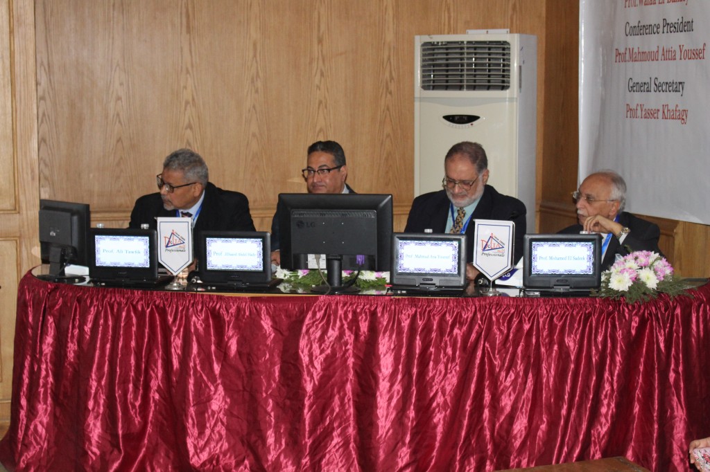 منصة وبدأ المؤؤتمر 