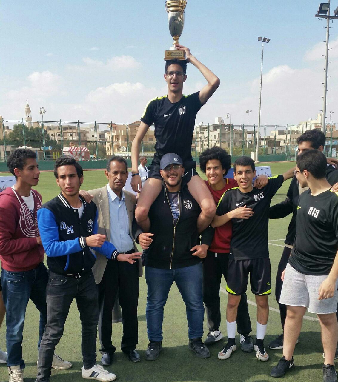 حماده صدقى والشناوي وفكرى يسلمون كأس بطولة بريطانيا للمدارس المصرية