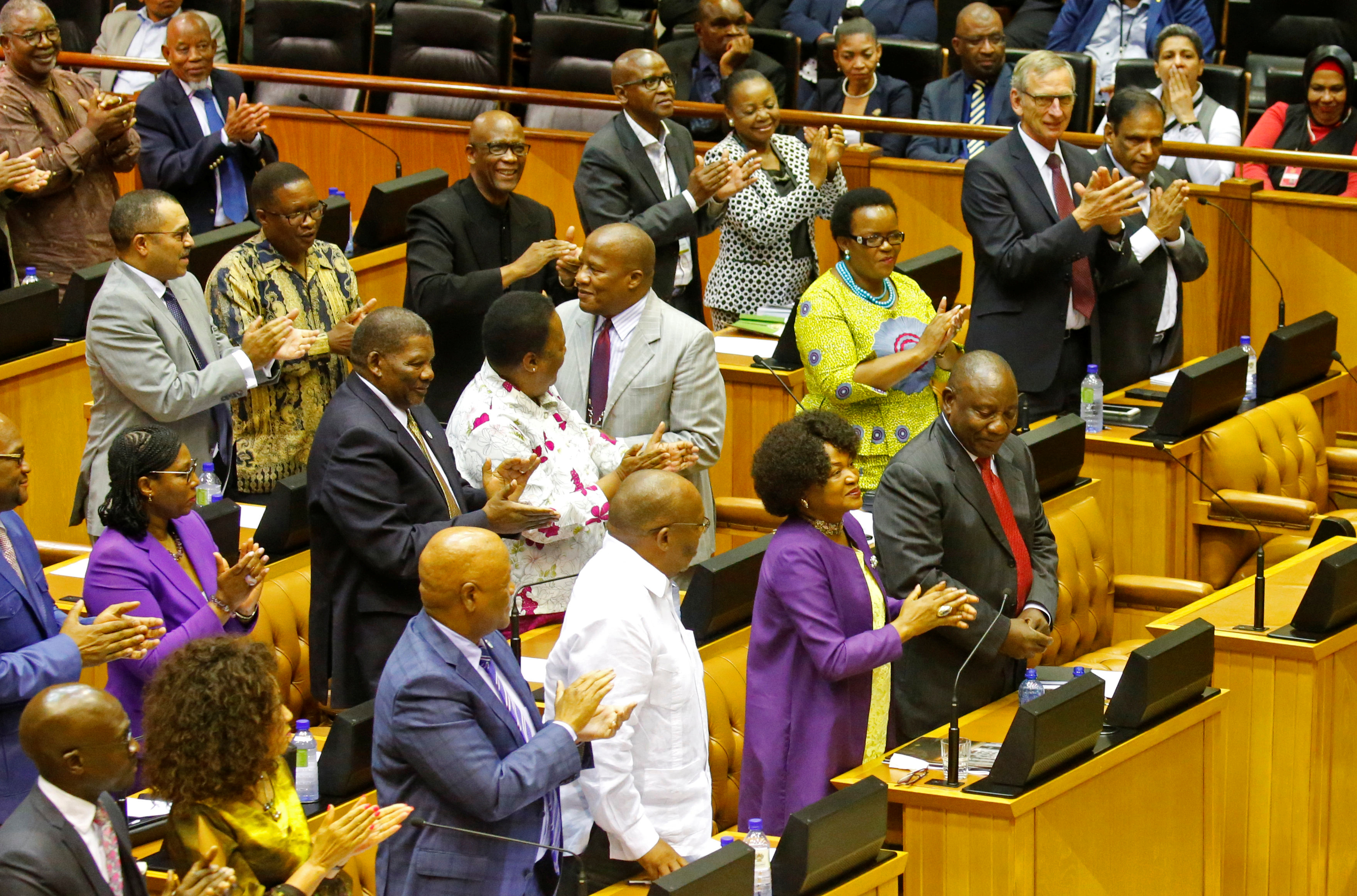أعضاء البرلمان يصفقون عقل انتخاب سيريل رامافوسا رئيس جنوب أفريقيا الجديد