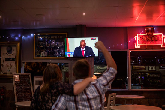 مشاهدون لخطاب استقالة رئيس جنوب أفريقيا جاكوب زوما