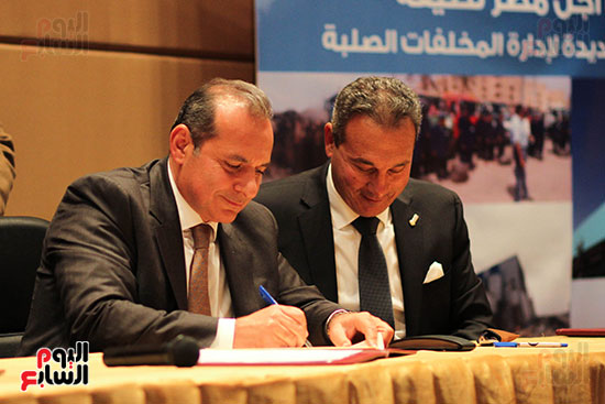 توقيع مذكرة تفاهم بشأن تأسيس شركة مساهمة مصرية لإدارة المخلفات (12)