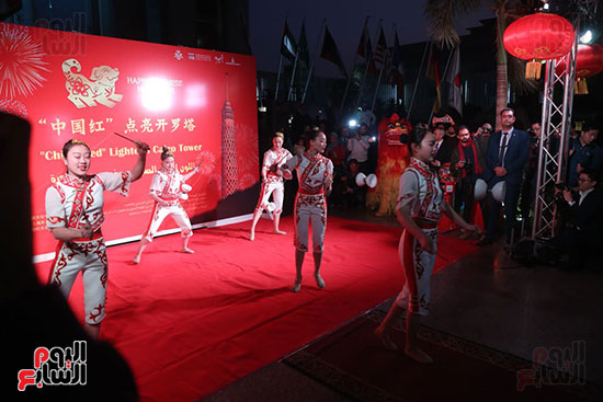 إضاءة برج القاهرة باللون الأحمر احتفالا بعيد الربيع الصينى (16)