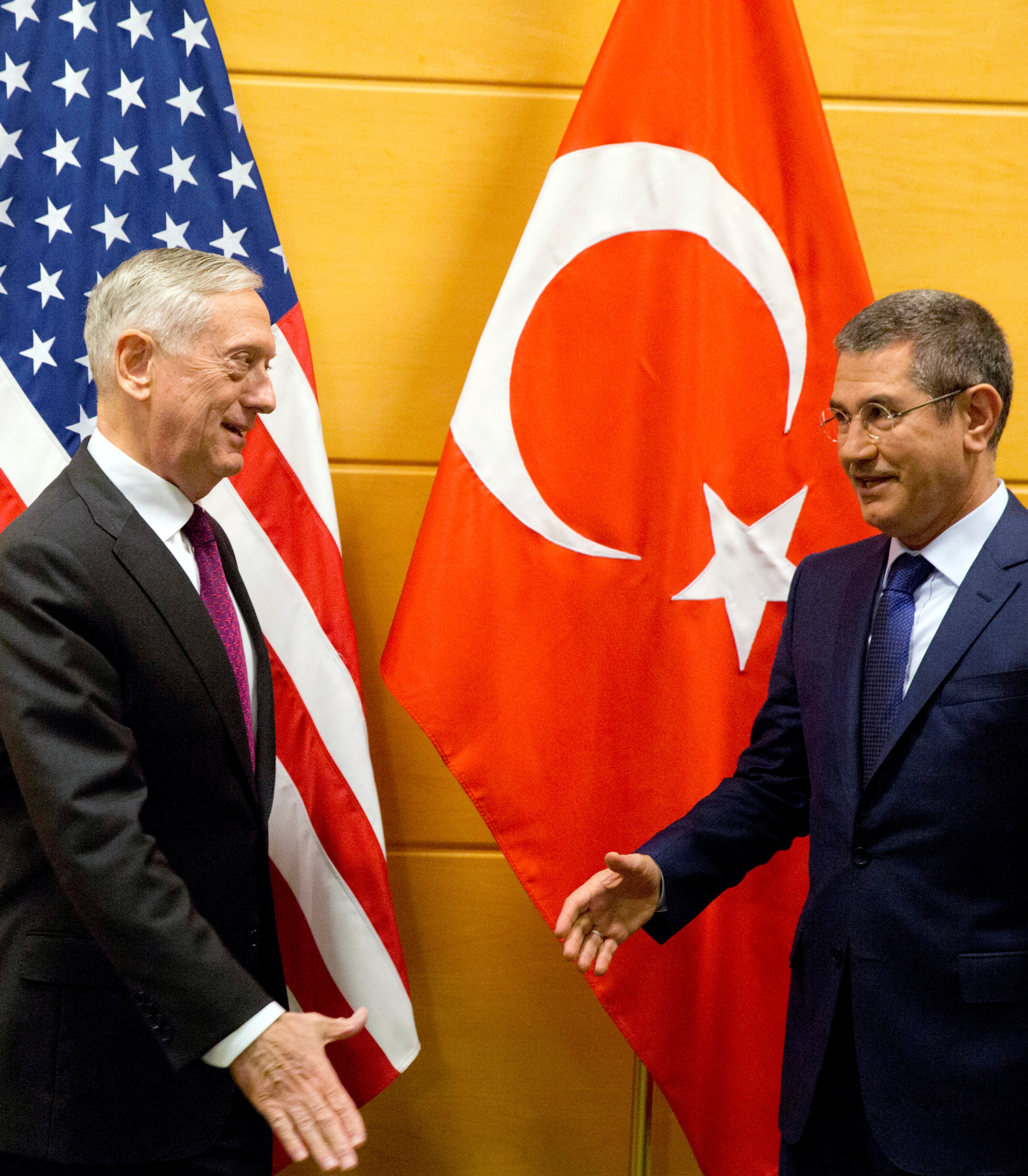 وزير الدفاع التركى يلتقى نظيره التركى فى بروكسل