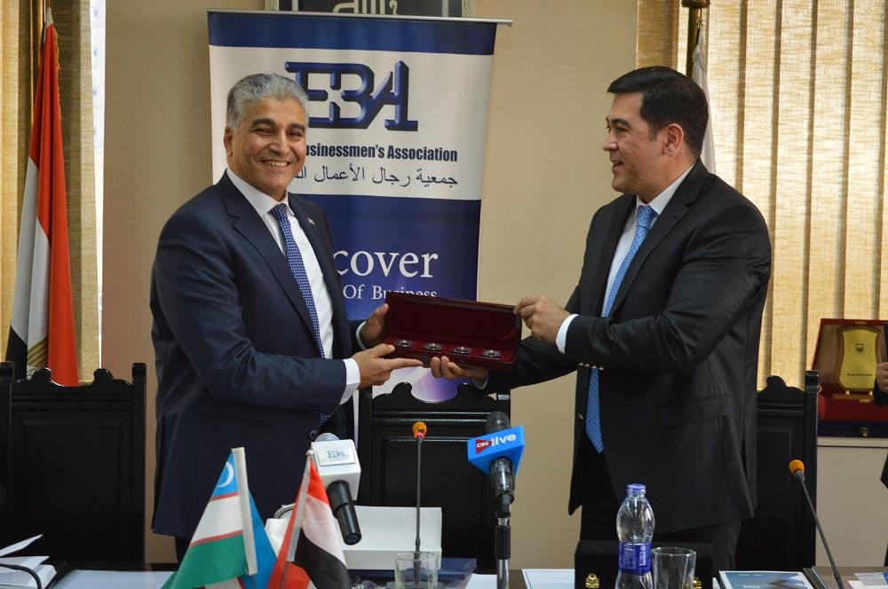 تبادل الهدايا التذكارية بين جمعية رجال الأعمال المصريين وسفارة أوزبكستان (2)