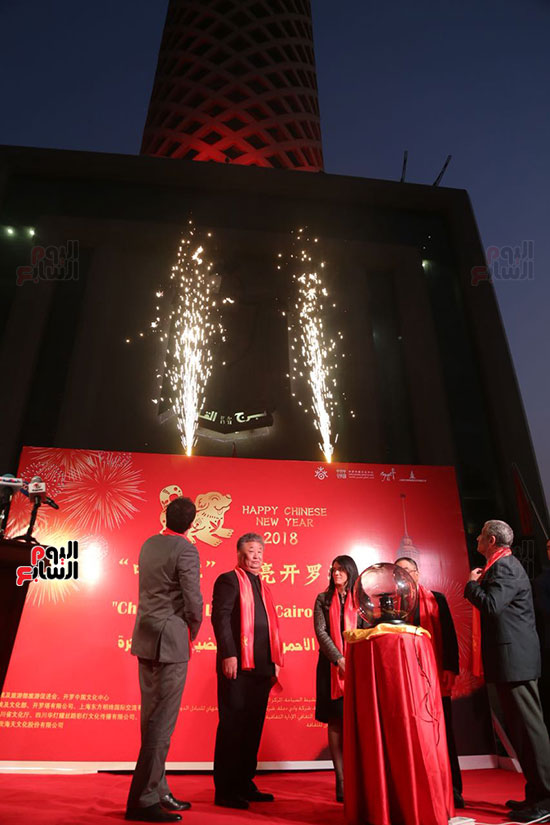 إضاءة برج القاهرة باللون الأحمر احتفالا بعيد الربيع الصينى (27)