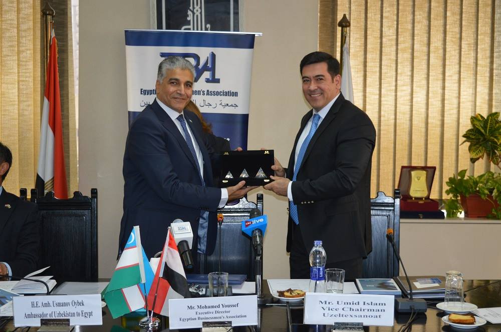 تبادل الهدايا التذكارية بين جمعية رجال الأعمال المصريين وسفارة أوزبكستان