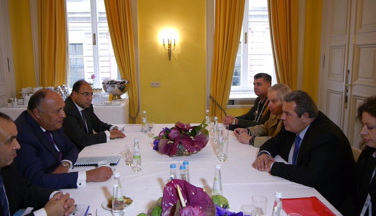 وزير الخارجية سامح شكرى يلتقى وزير الدفاع اليونانى