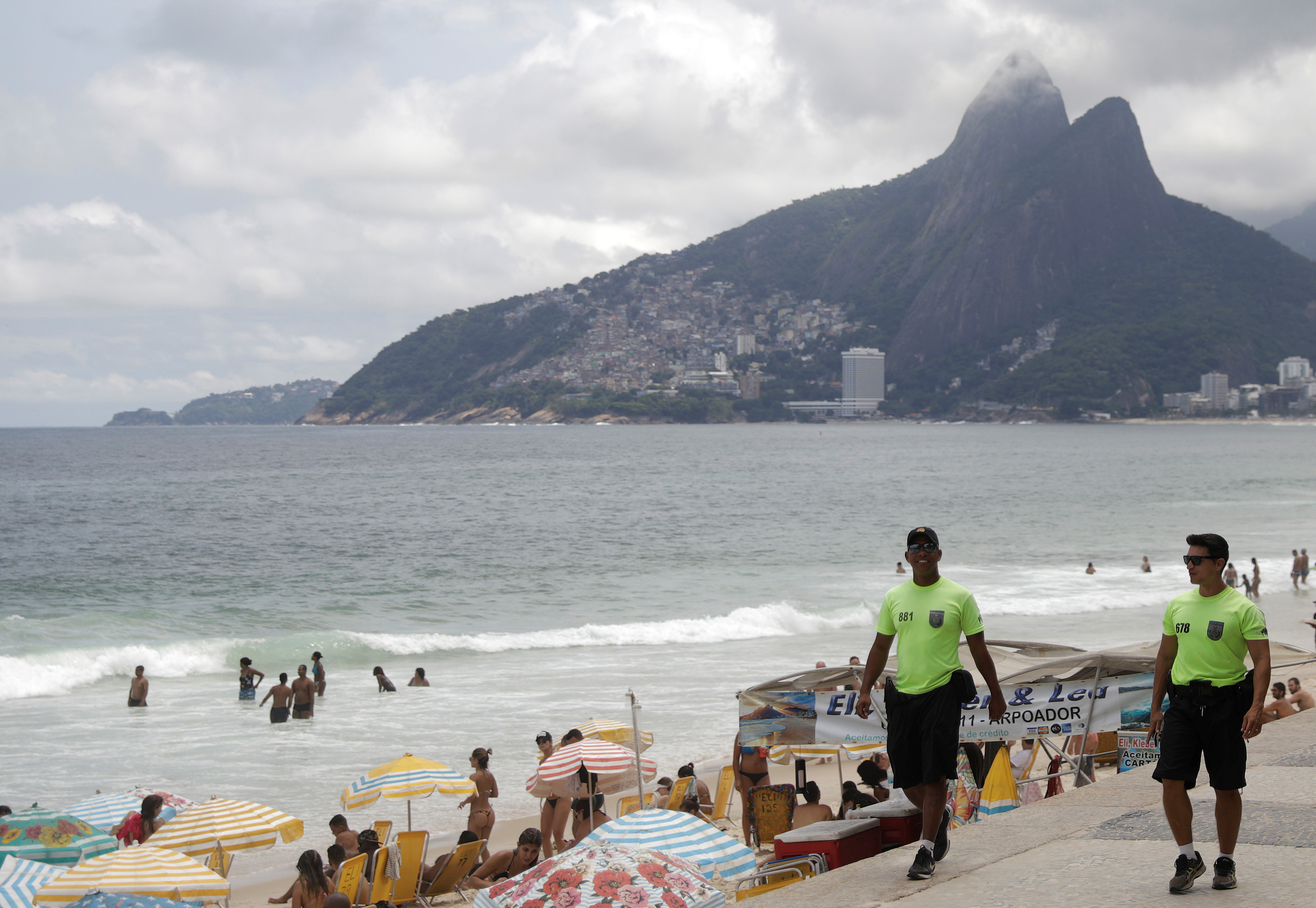 تواجد عناصر الجيش أمام شواطئ البرازيل 