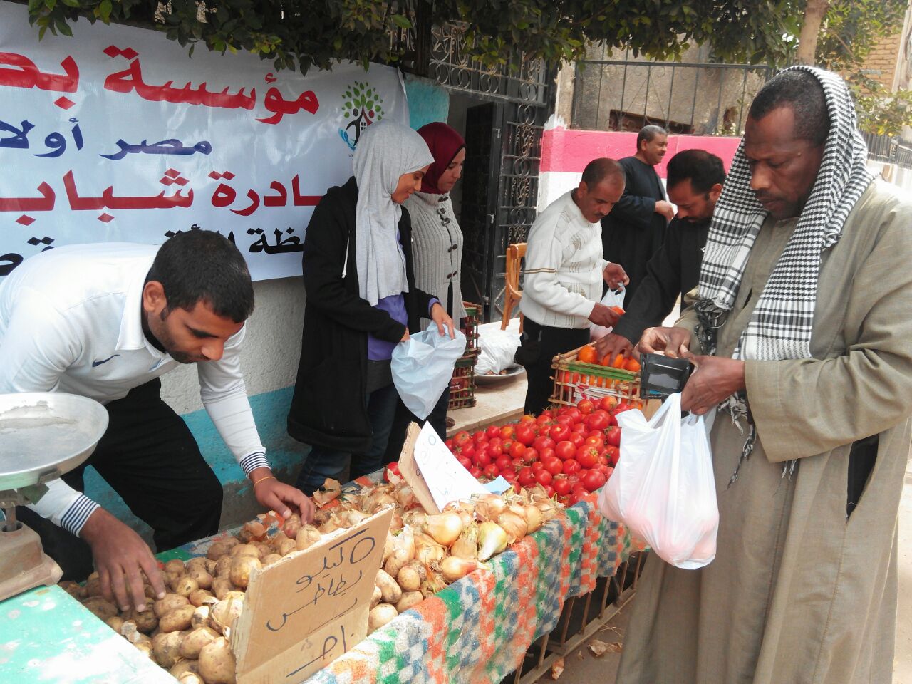 مؤسسة بكرة لينا بالأقصر تنظم شادري خضر وفاكهة بأسعار مخفضة لأهالي مدينة القرنة (4)