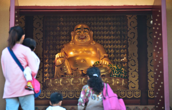 صينيون يزورن معبد بوذى فى أمريكا