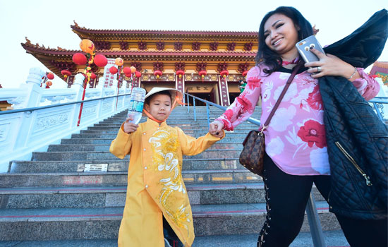 الصينيون يحيون السنة القمرية الجديدة بزيارة أكبر معبد بوذى فى أمريكا