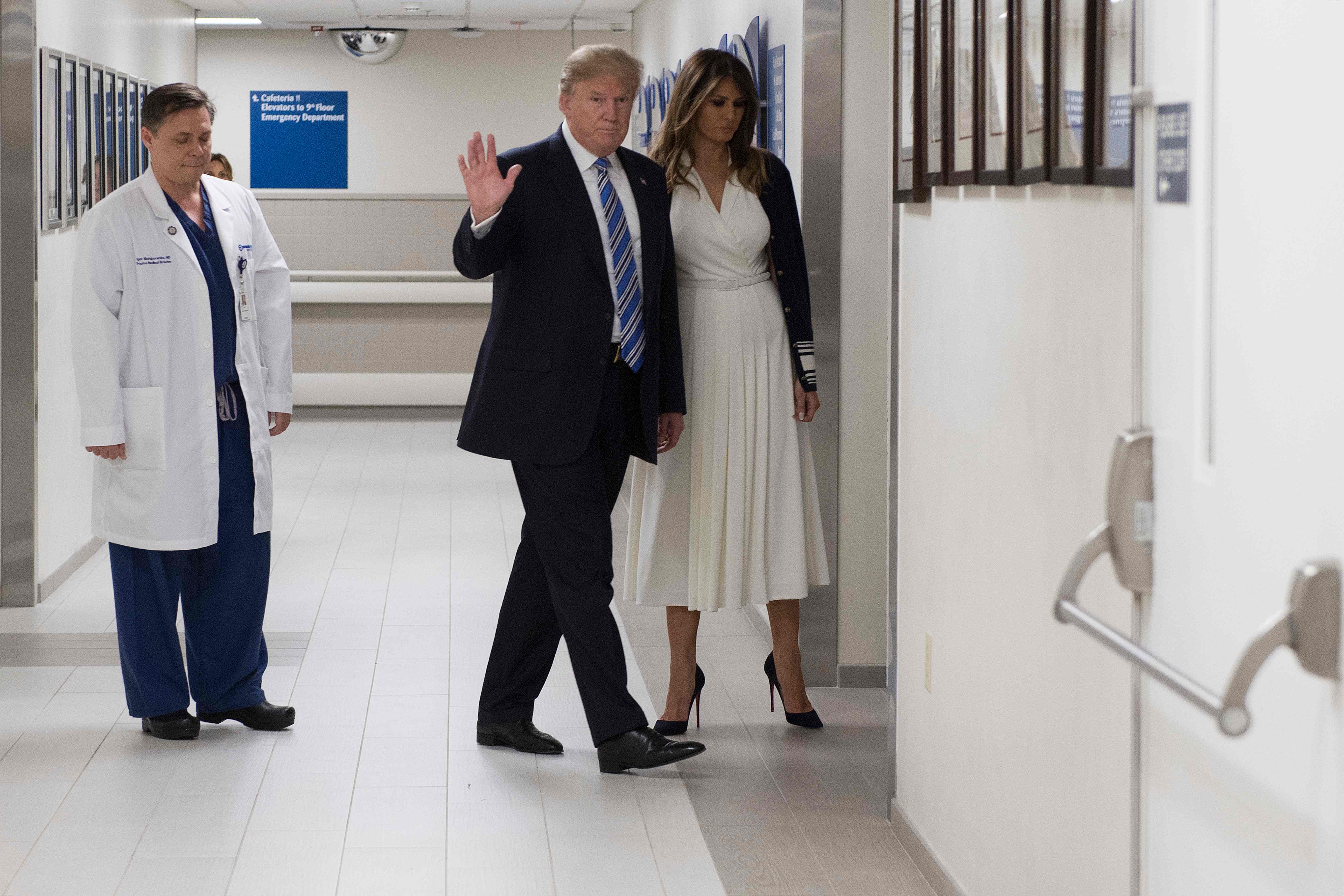 ترامب وزوجته داخل مستشفى بومبانو بيتش بولاية فلوريدا