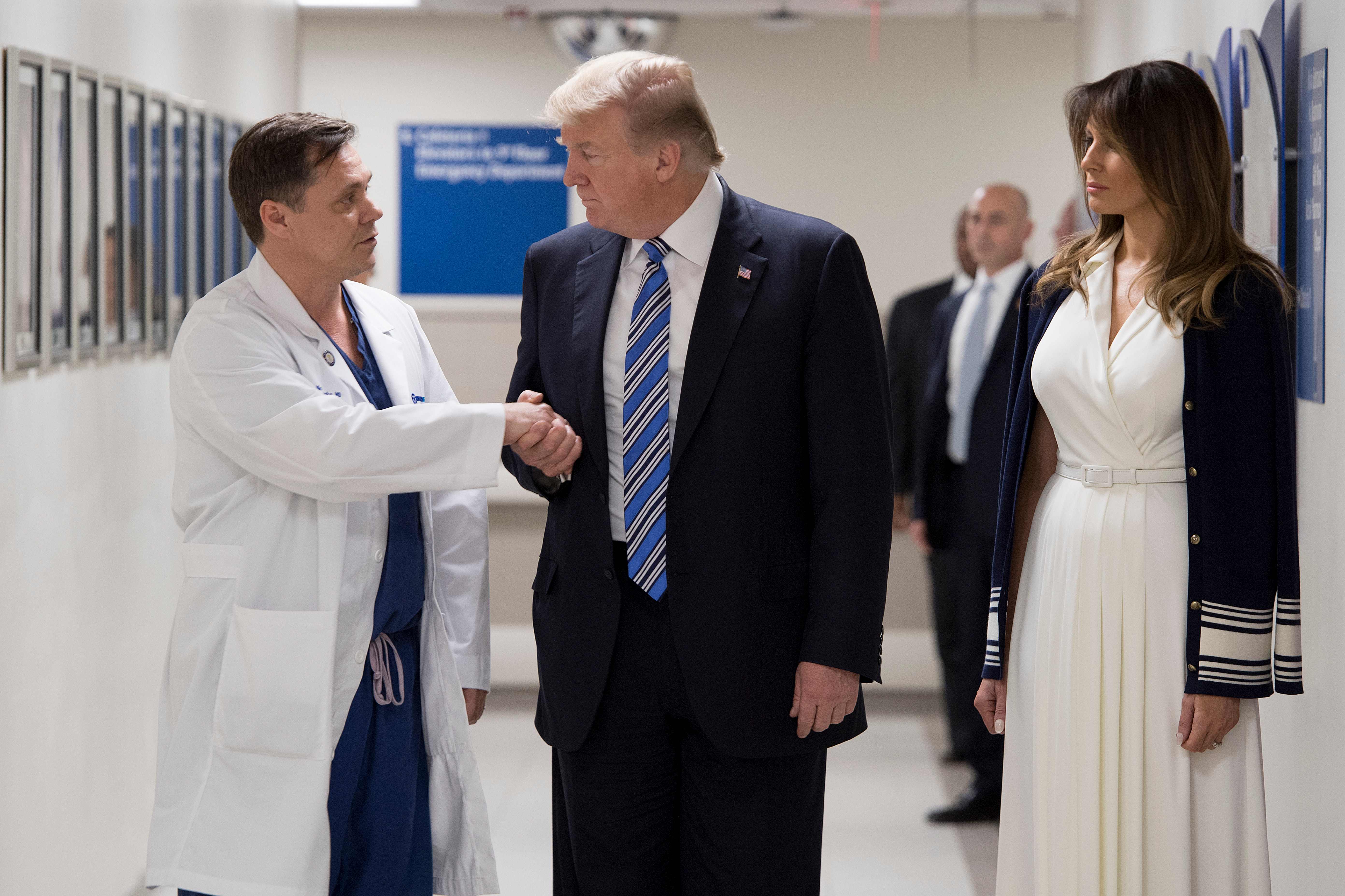 ترامب يصافح أحد الأطباء داخل المستشفى