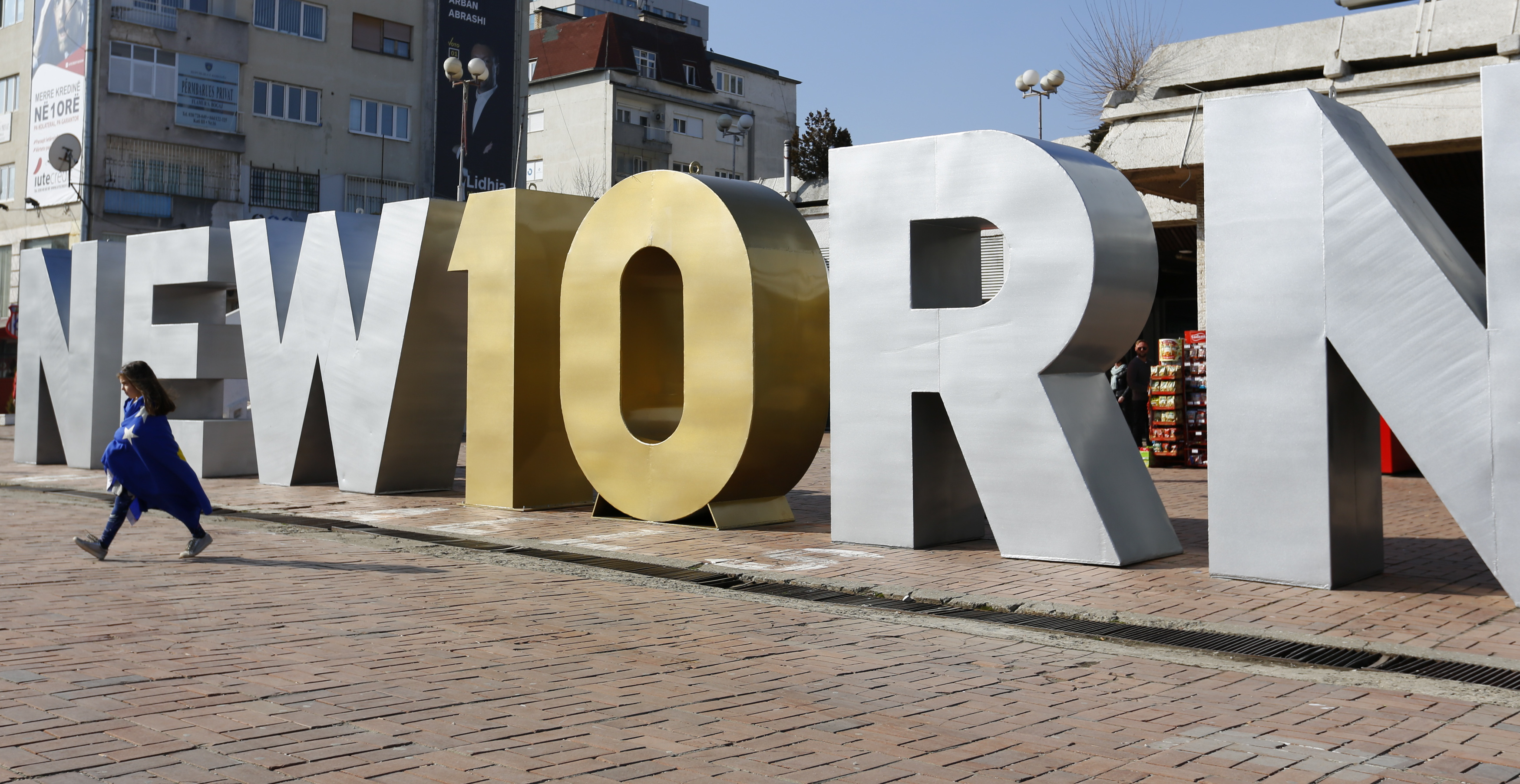 لافتات مرور 10 أعوام على استقلال كوسوفو 