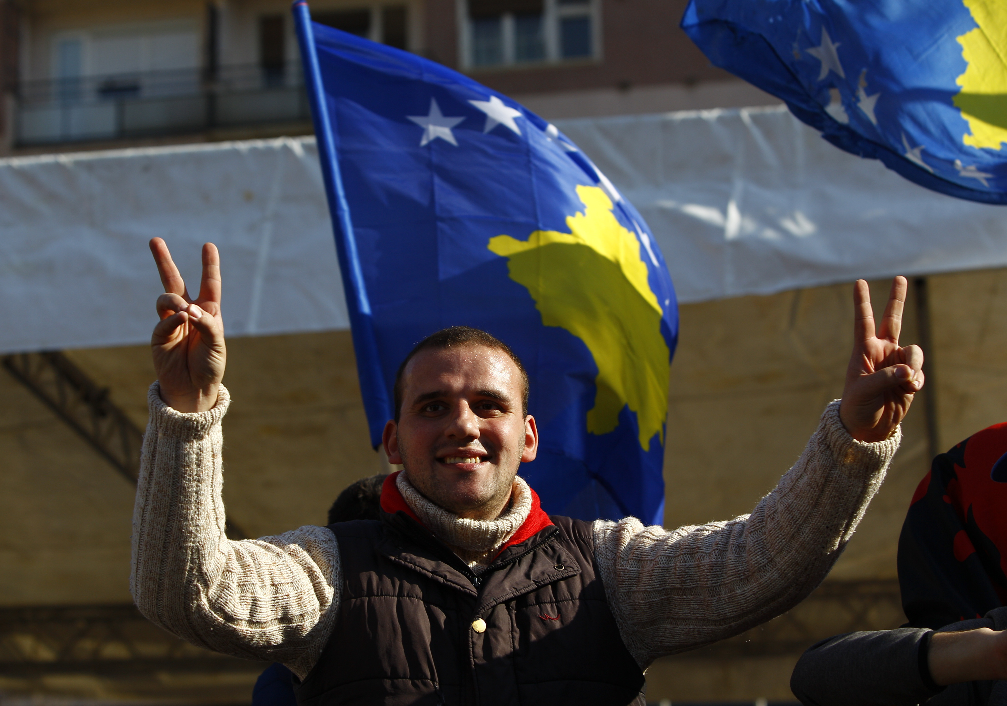 مواطنو كوسوفو خلال الاحتفالات 