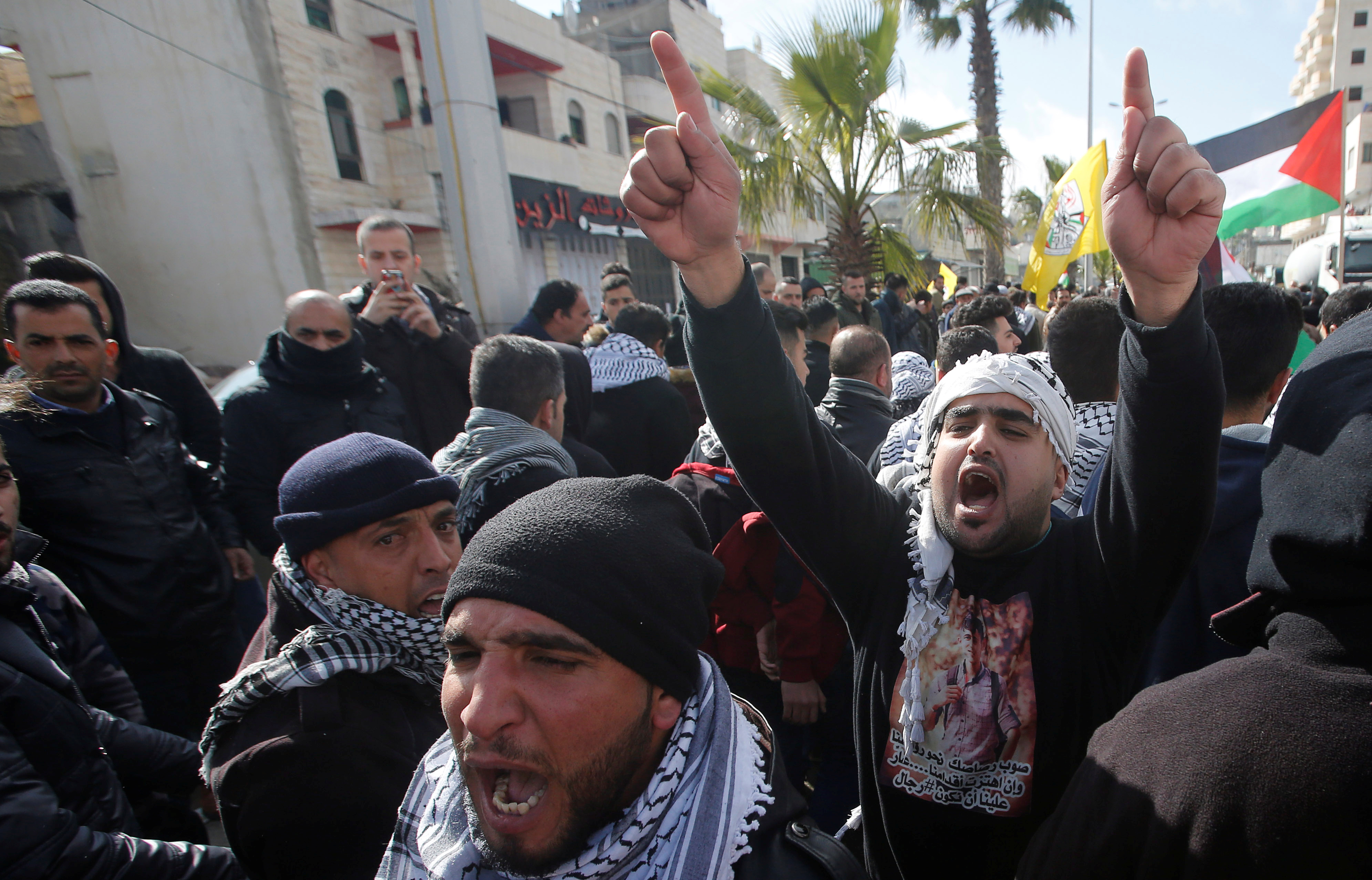 صرخات الفلسطينيين خلال تشييع جثمان شهيد