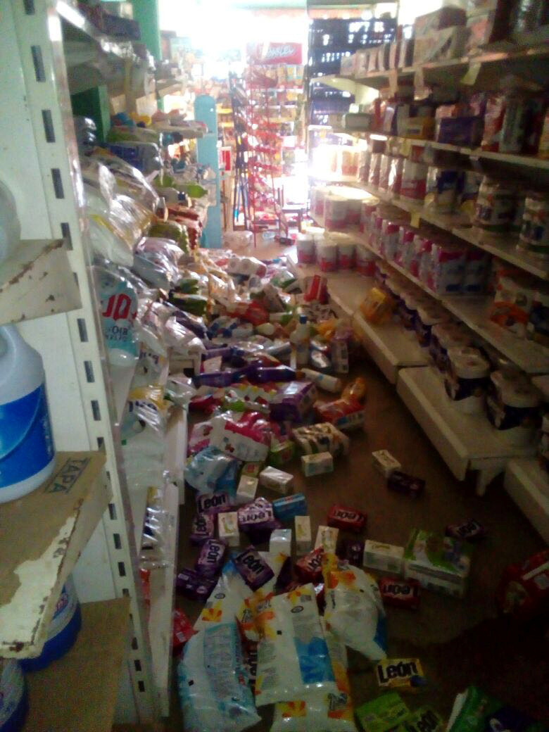 سقوط البضائع فى أحد المتاجر جراء الزلزال