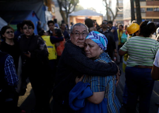 رجل يحضن زوجته بعد خوفها من الزلزال