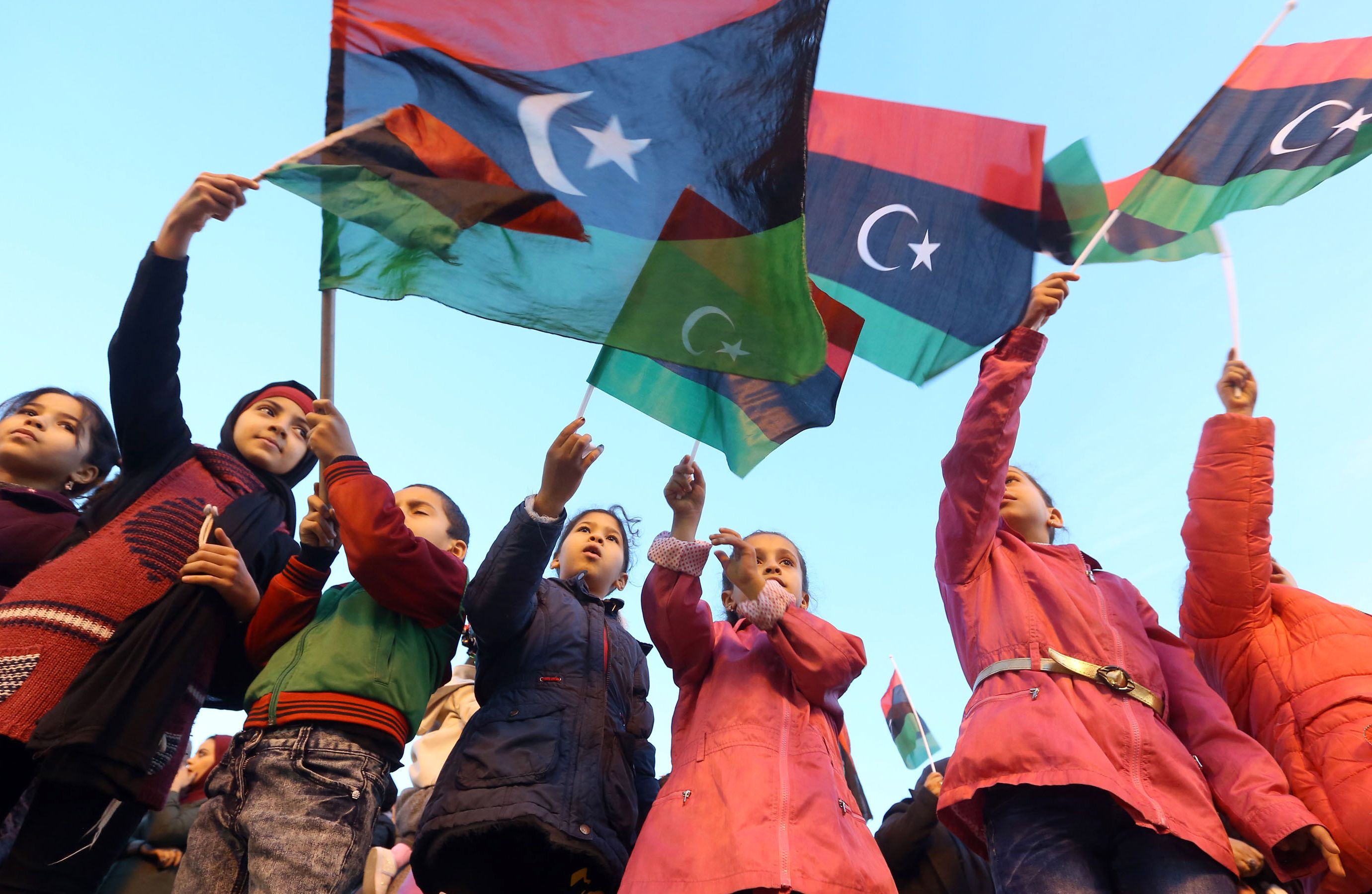 حمل العلم الليبى خلال التظاهرات 
