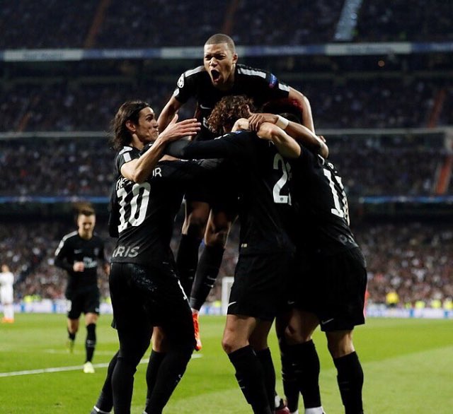 لاعبو باريس سان جيرمان يحتفلون بالهدف الأول فى مرمى ريال مدريد خلال لقاء الذهاب