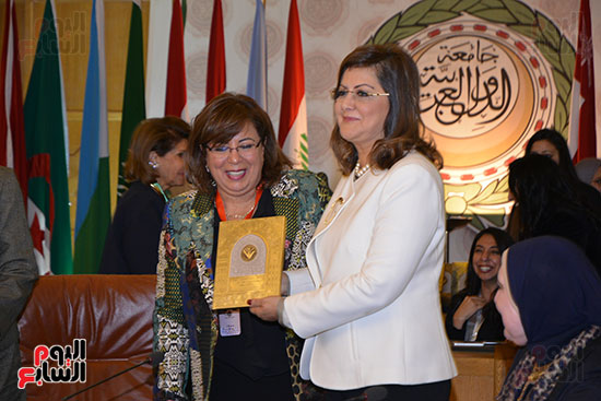 تكريم-وزيرة-التخطيط-بمؤتمر-سيدات-أعمال-مصر-21