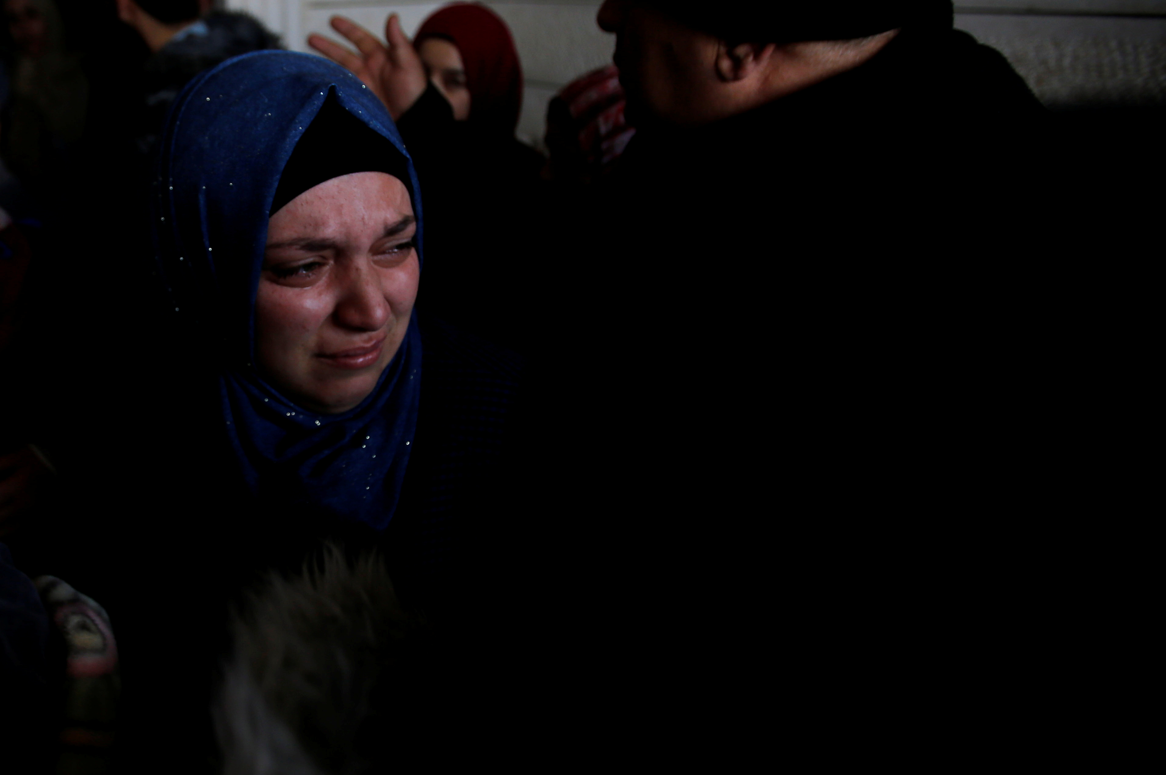 بكاء أثناء وداع الشاب الفلسطينى الشهيد