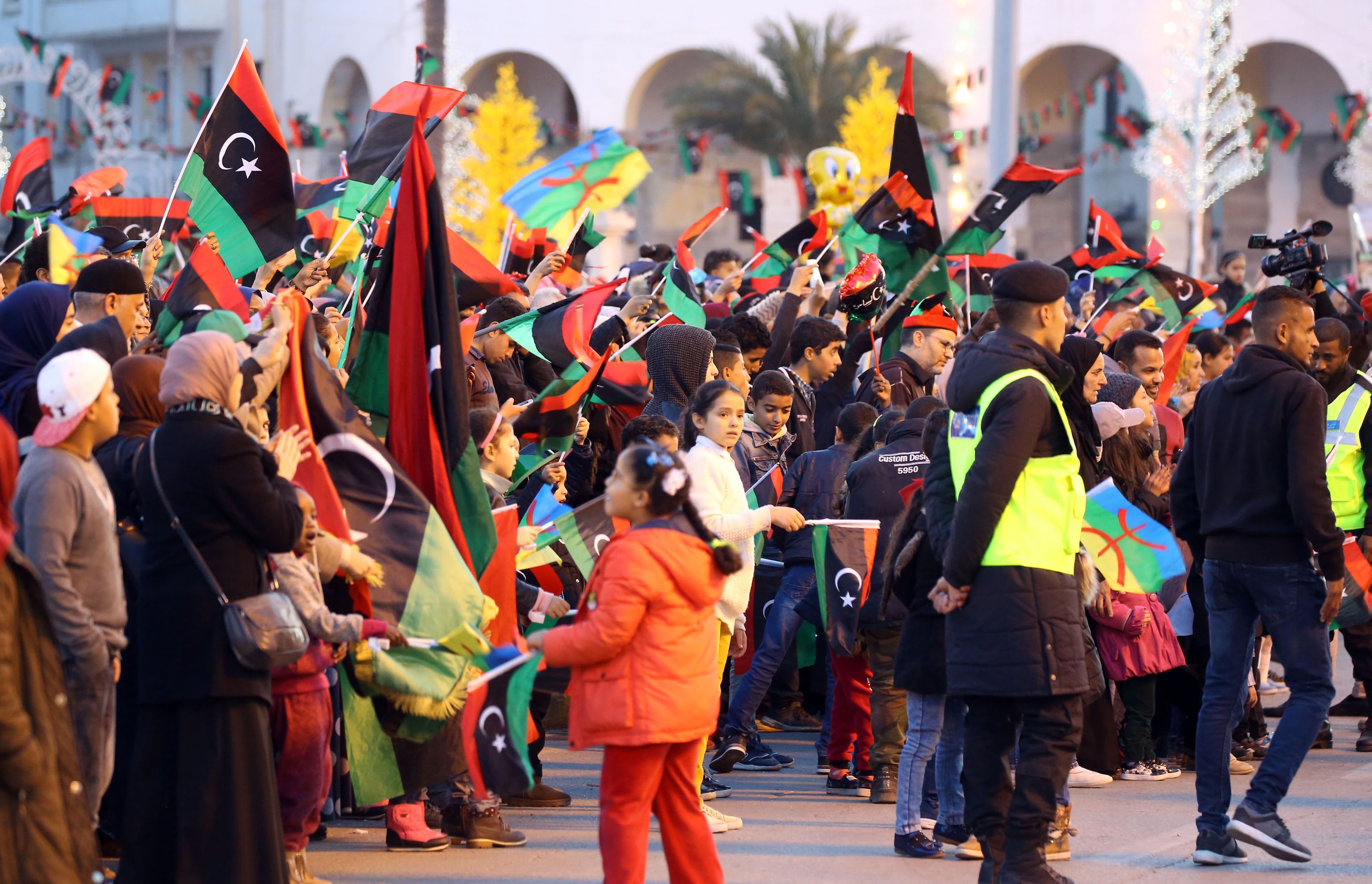 أطفال ليبيا يحتفلون بذكرى الثورة 